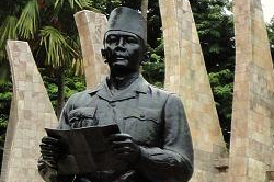 Soekarno Statue Jakarta Indonesia Investments